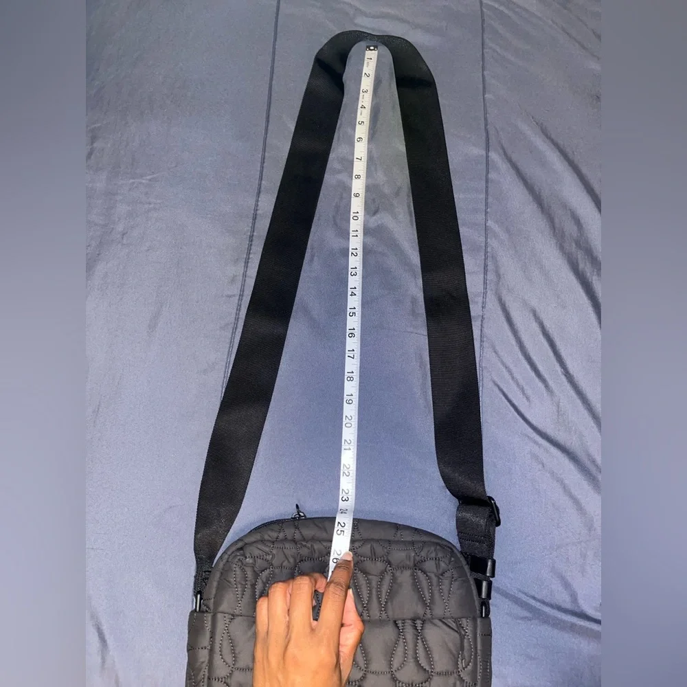 🍋🦄 LIKE NEW Lululemon Quilted Embrace 4L Crossbody Bag in Black (Looks GRAY)